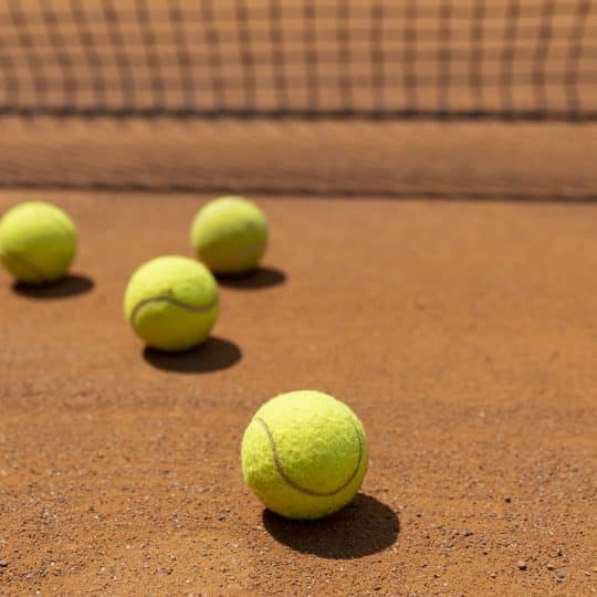 balle de tennis sur un terrain