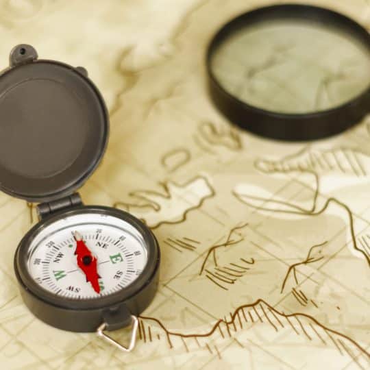 boussole sur une carte