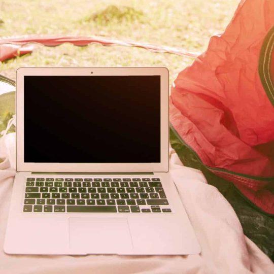 ordinateur-portable-debout-dans-tente-dehors