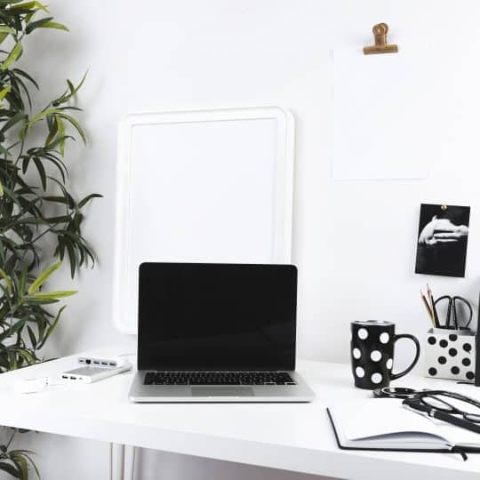 bureau avec ordinateur